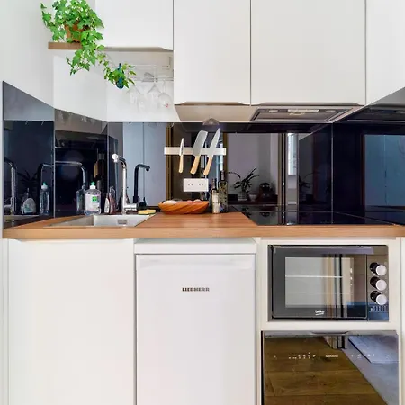 Parisian Charm, Modern & Quiet *