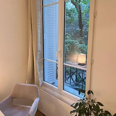 Lejlighed Parisian Charm, Modern & Quiet
