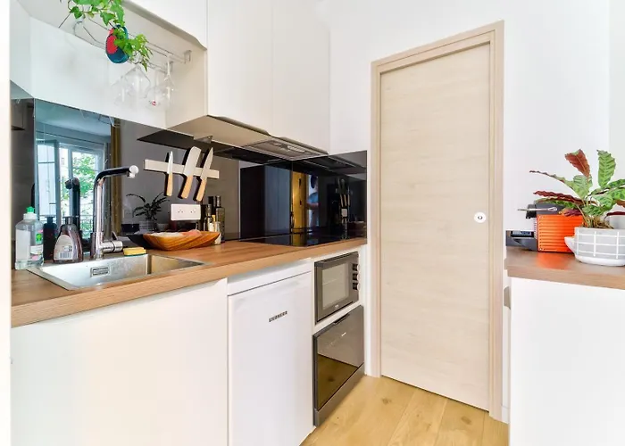 Parisian Charm, Modern & Quiet *