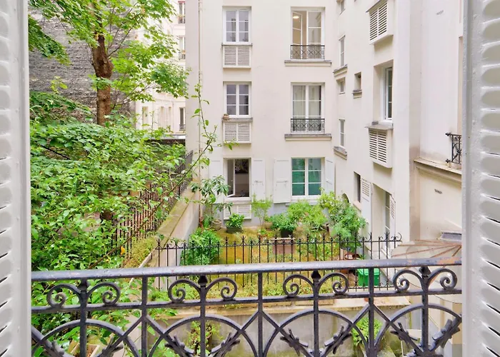 Apartment Parisian Charm, Modern & Quiet
